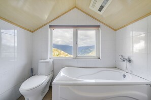 Deluxe Double Room with Bathtub | Bathroom - Chingjing New Paradise B&B (Ren'ai)