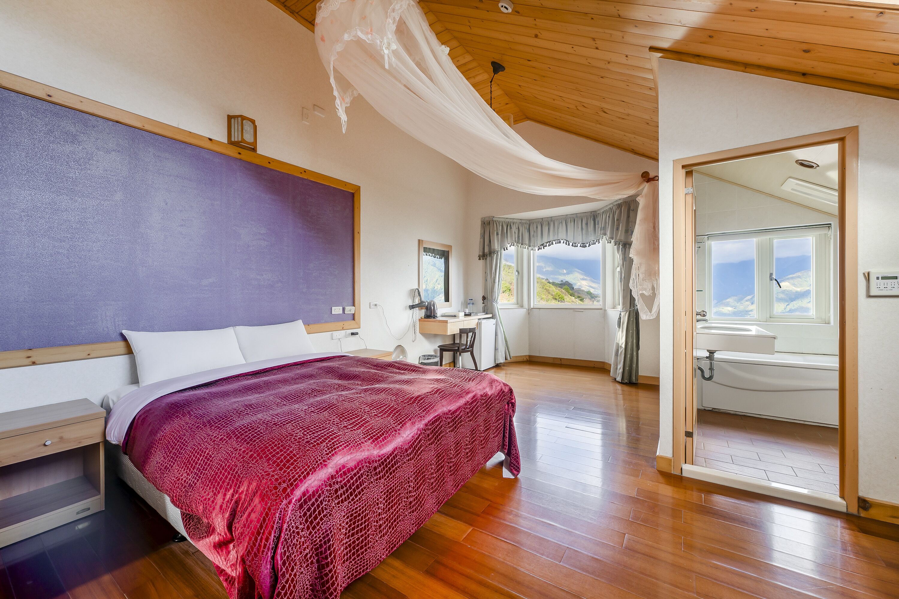 Deluxe Double Room, Bathtub | Langsir/tirai gelap terus, Wi-fi percuma, cadar katil 