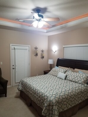 2 bedrooms, iron/ironing board, free WiFi, bed sheets - Beautiful Lake View Condo. Minutes to Racetrack (Hot Springs)