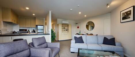 En 48-tommers Flatskjerm-TV med kabel-kanaler samt TV og Netflix