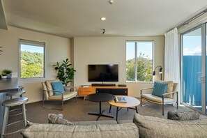 Appartement (Top Floor Ocean/Mountain View) | Woonruimte | Een 48-inch flatscreentelevisie met kabelzenders, televisie en Netflix