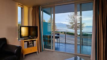 Apartamento de lujo, 2 habitaciones, vistas al mar | Zona de estar | Una televisión de pantalla plana, Netflix, libros