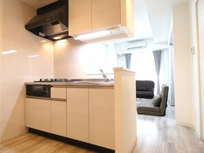 冷蔵庫、電子レンジ、コンロ、炊飯器