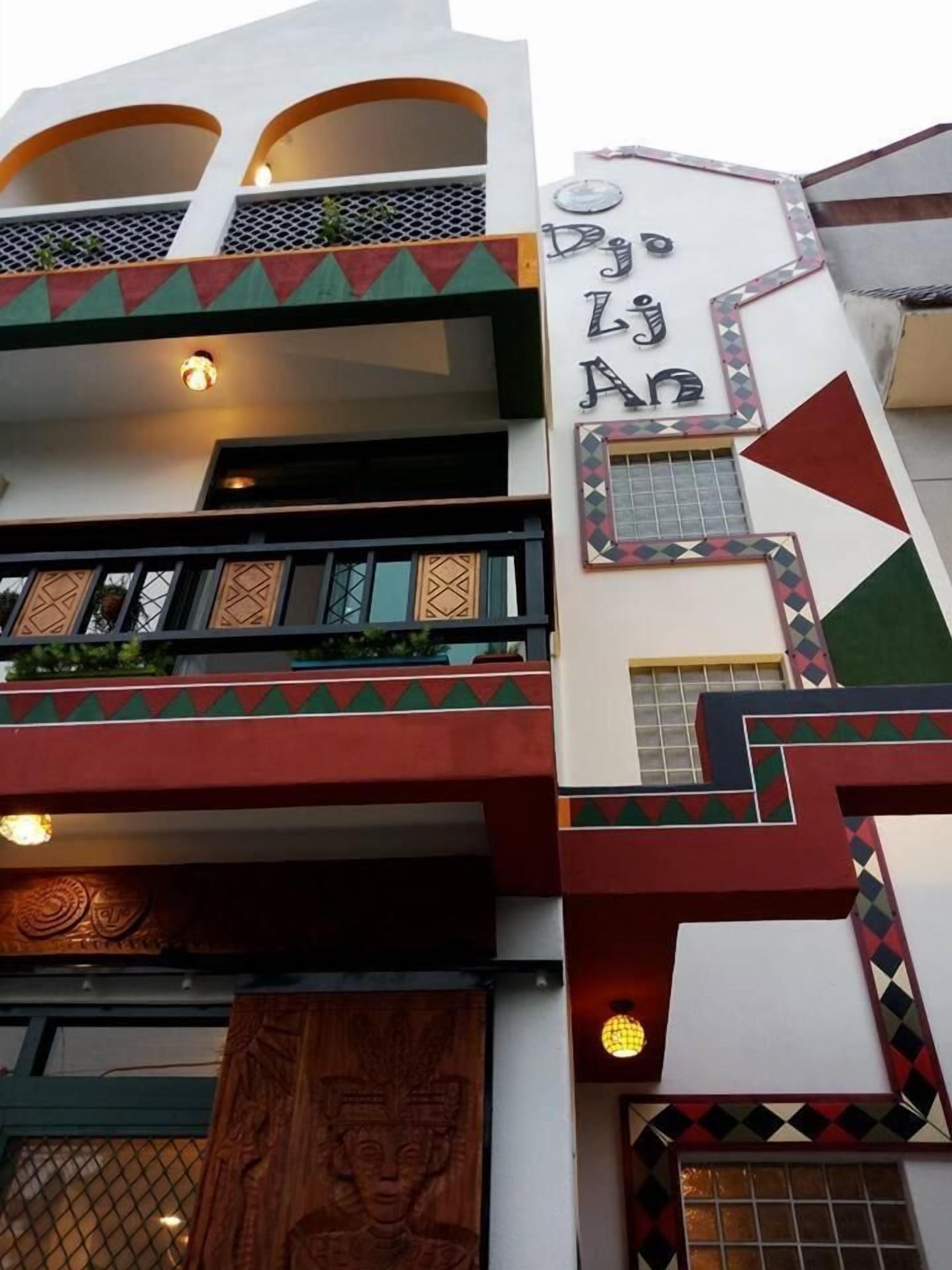 Un immeuble à plusieurs étages doté d’une architecture moderne, caractérisé par des motifs géométriques et un mélange de balcons et de fenêtres.
