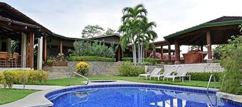 Fantastisk havutsikt, 5 roms hus i fantastisk privat eiendom ved stranden.