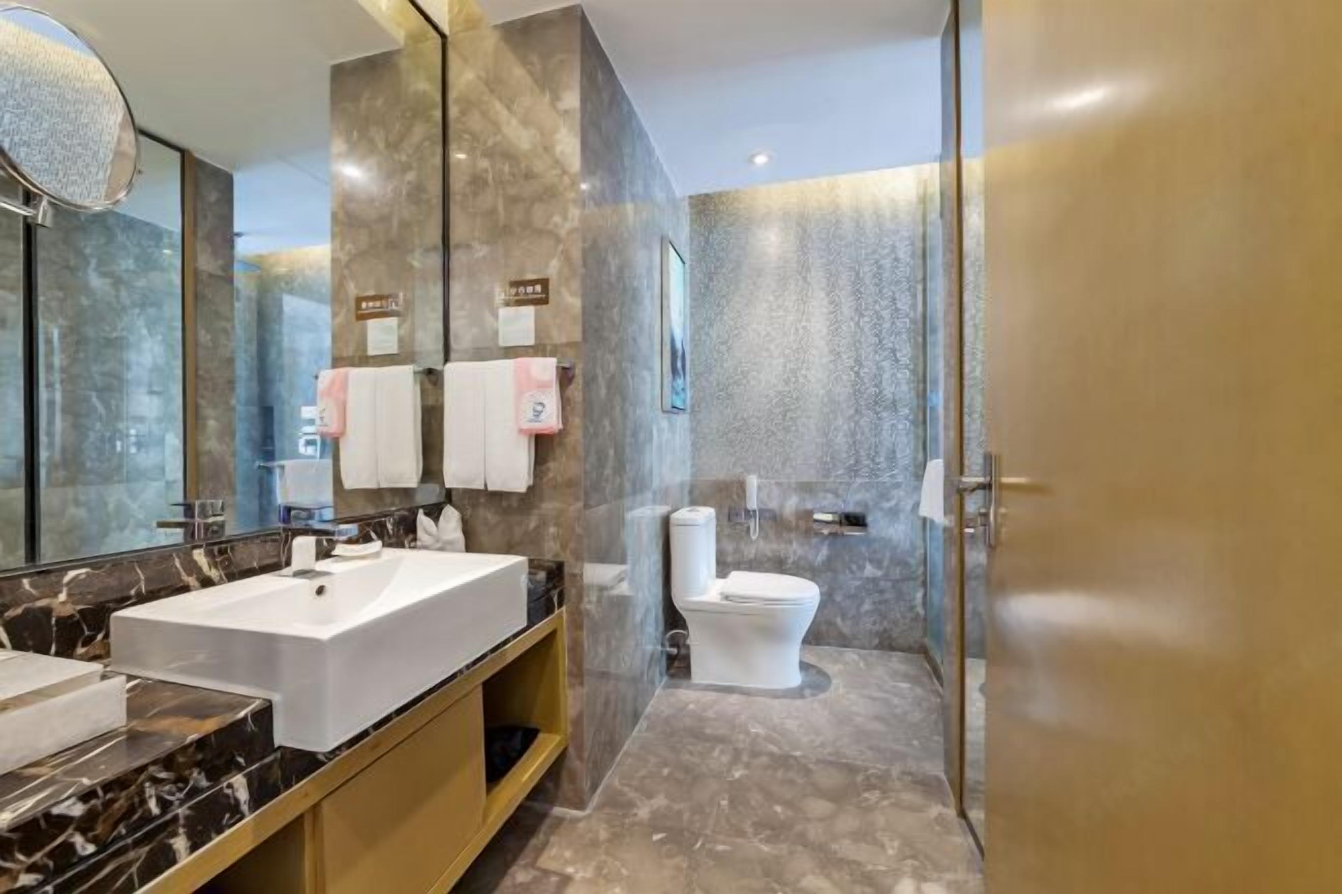 Regadera, amenidades de baño gratuitas, toallas, jabón 