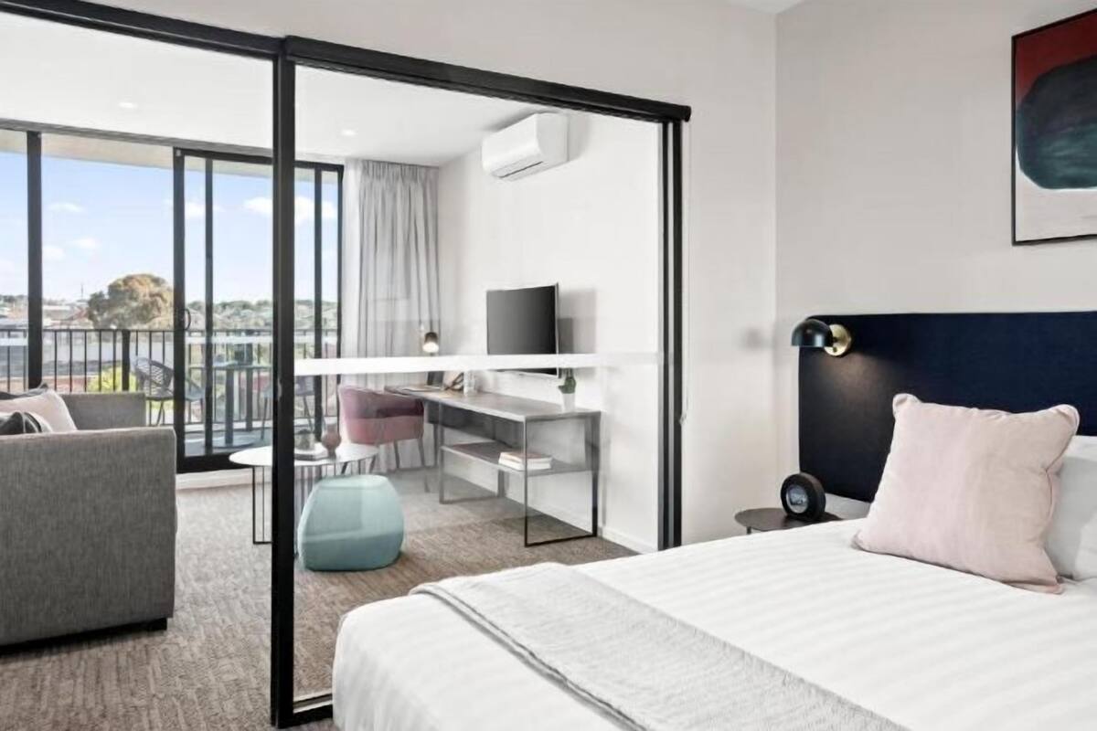 Ropa de cama de alta calidad y caja de seguridad en la habitación