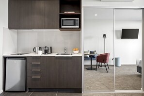 Studio | Private kitchen | Mini-fridge, stovetop, coffee/tea maker, electric kettle - Quest Preston (Preston)