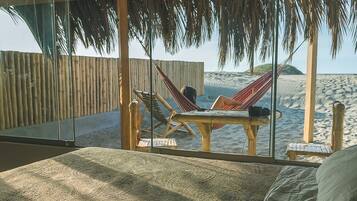 Premium bedding, down comforters, minibar, free WiFi