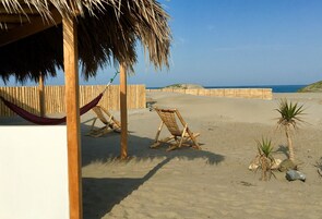 En la playa, sillas reclinables de playa, sombrillas