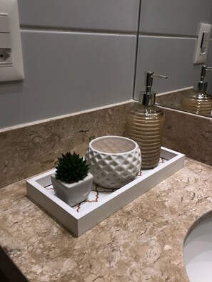 Ducha, toallas y papel higiénico