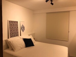 1 dormitorio, escritorio, tabla de planchar con plancha y cuna de viaje