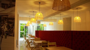 Free daily continental breakfast - Hotel OR Suites (Barranquilla)