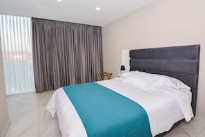 In-room safe, desk, blackout curtains, iron/ironing board - Hotel OR Suites (Barranquilla)