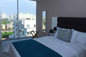 デラックス ルーム | セーフティボックス (室内)、デスク、遮光カーテン、アイロン / アイロン台