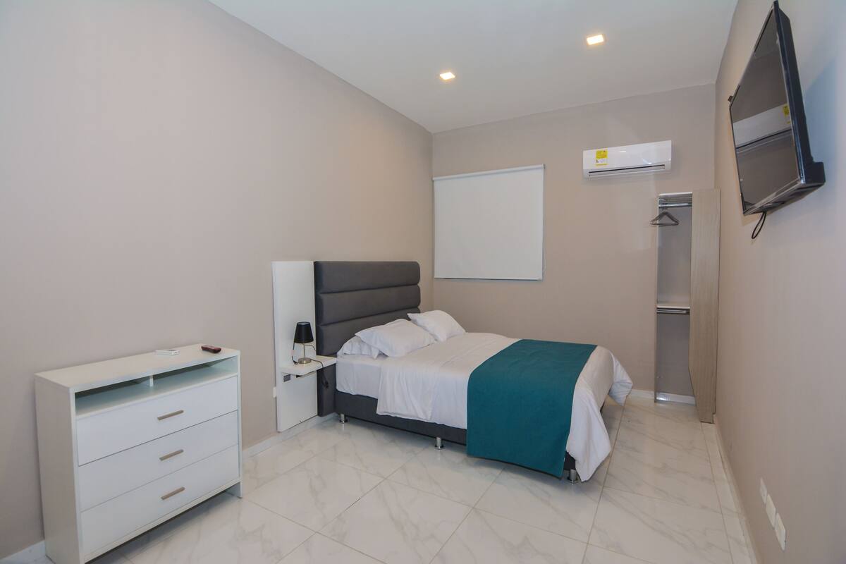 Quarto luxo | Cofres nos quartos, escrivaninha, cortinas blackout