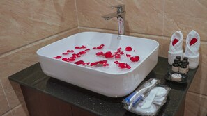 Shower, free toiletries, slippers, towels - Sen Yangon Lakeview Hotel (Yangon)
