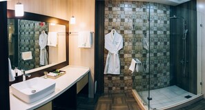 Shower, designer toiletries, hair dryer, bathrobes - Megapolis Hotel Shymkent (Shymkent)