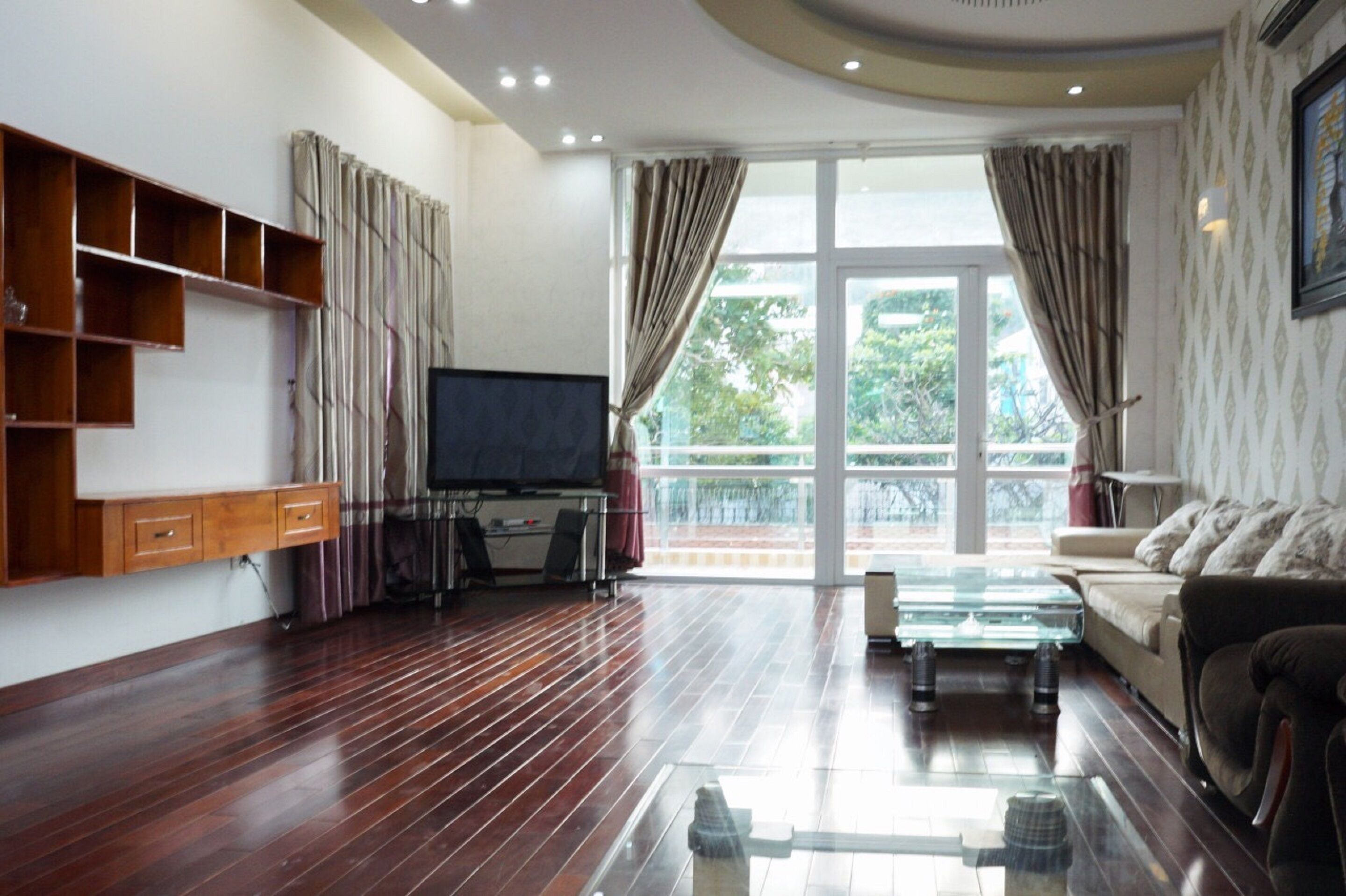 32-inch flat-screen TV with cable channels, TV