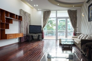32-inch flat-screen TV with cable channels, TV