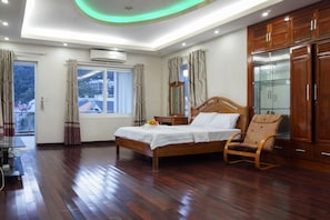 Premier Villa | 5 bedrooms, individually decorated, individually furnished, desk