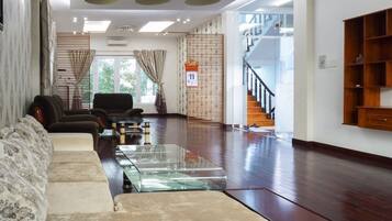 32-inch flat-screen TV with cable channels, TV