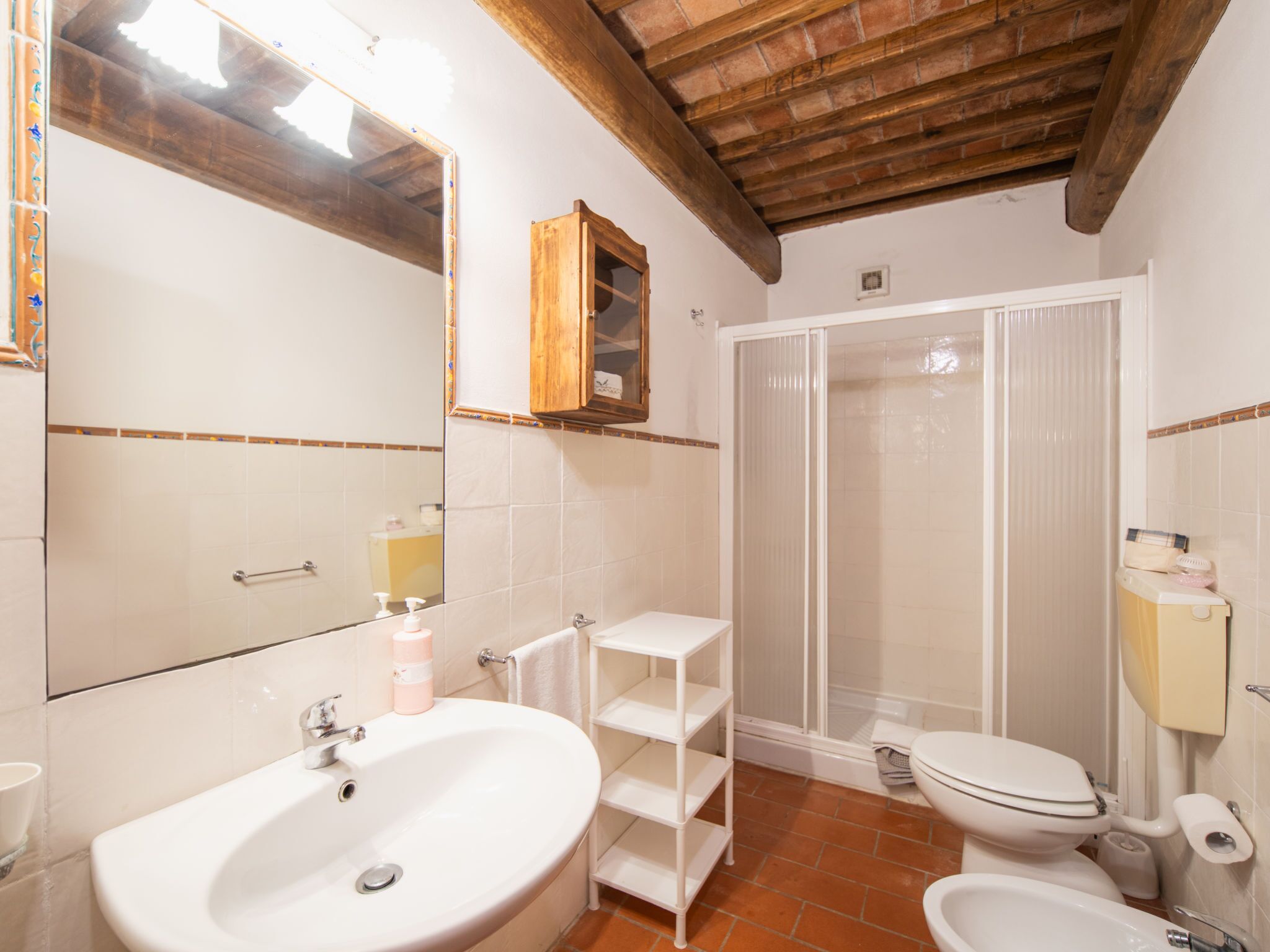 Une salle de bain avec un lavabo, des toilettes et une douche.