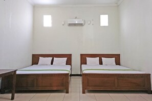 Family Double Room | Desk, free WiFi, bed sheets - OYO 2511 Karimun Indah Guest House (Karimun Jawa)