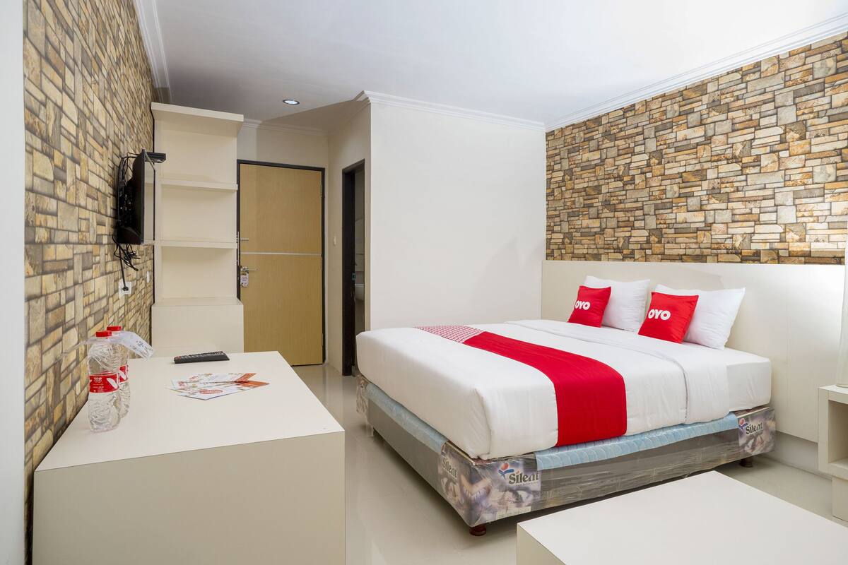 Desk, free WiFi, bed sheets