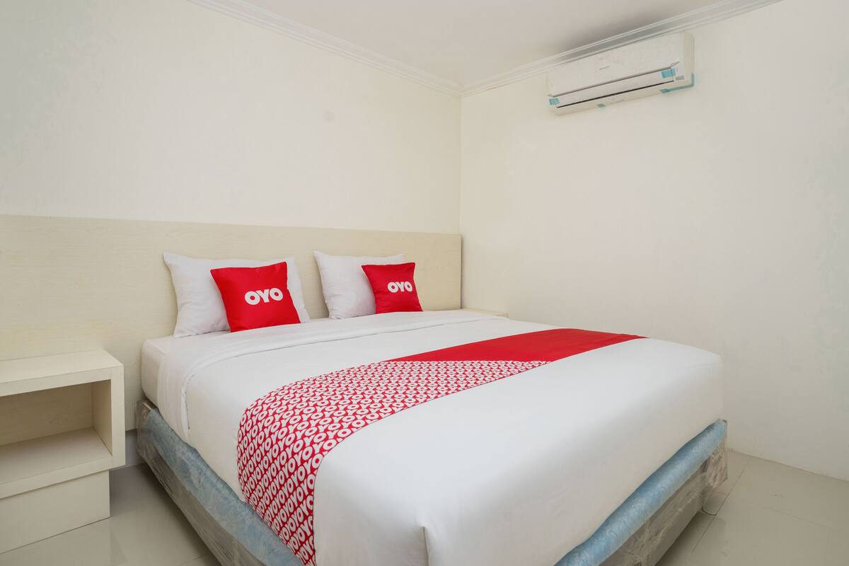 Desk, free WiFi, bed sheets