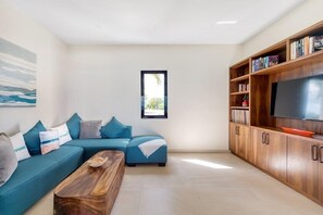 Fernseher, DVD-Player, Tischfußball, Stereoanlage