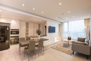Departamento Royal, 2 habitaciones, acceso a la alberca | Área de sala de estar | Smart TV de 49 pulgadas con canales digitales y televisión