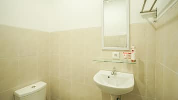 Deluxe Double Room | Bathroom | Shower, towels