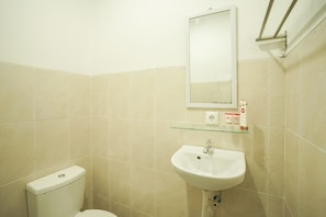 Deluxe Double Room | Bathroom - Hotel O Cibeureum Residence (Bandung)