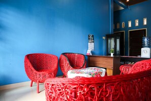 Lobby sitting area - OYO 2202 Delima Guest House Syariah (Padang)