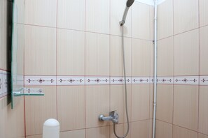 Quarto casal standard | Banheiro | Chuveiro, toalhas de banho