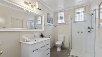 Huis, 4 slaapkamers | Badkamer | Een douche, een haardroger, handdoeken, zeep