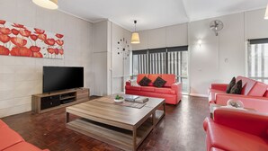 Rumah, 4 kamar tidur | Area keluarga | Smart TV