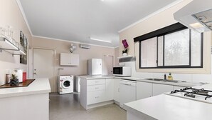 Rumah, 4 kamar tidur | Dapur pribadi | Lemari es besar, microwave, oven, dan kompor