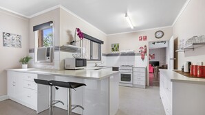 Rumah, 4 kamar tidur | Dapur pribadi | Lemari es besar, microwave, oven, dan kompor
