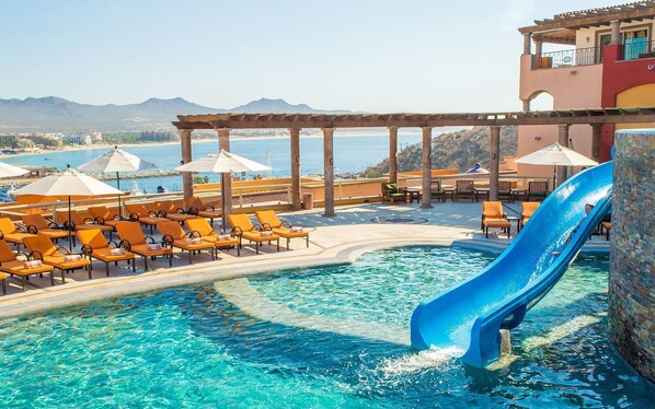 Een buitenzwembad, een verwarmd zwembad