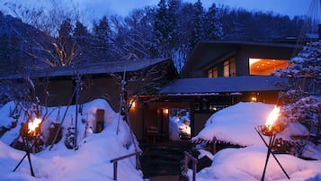 住宿正面 (夜晚)