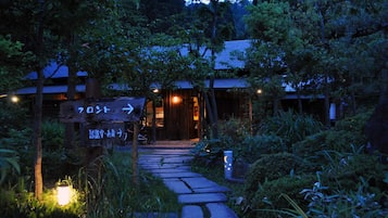 Mặt tiền nơi lưu trú - ban đêm