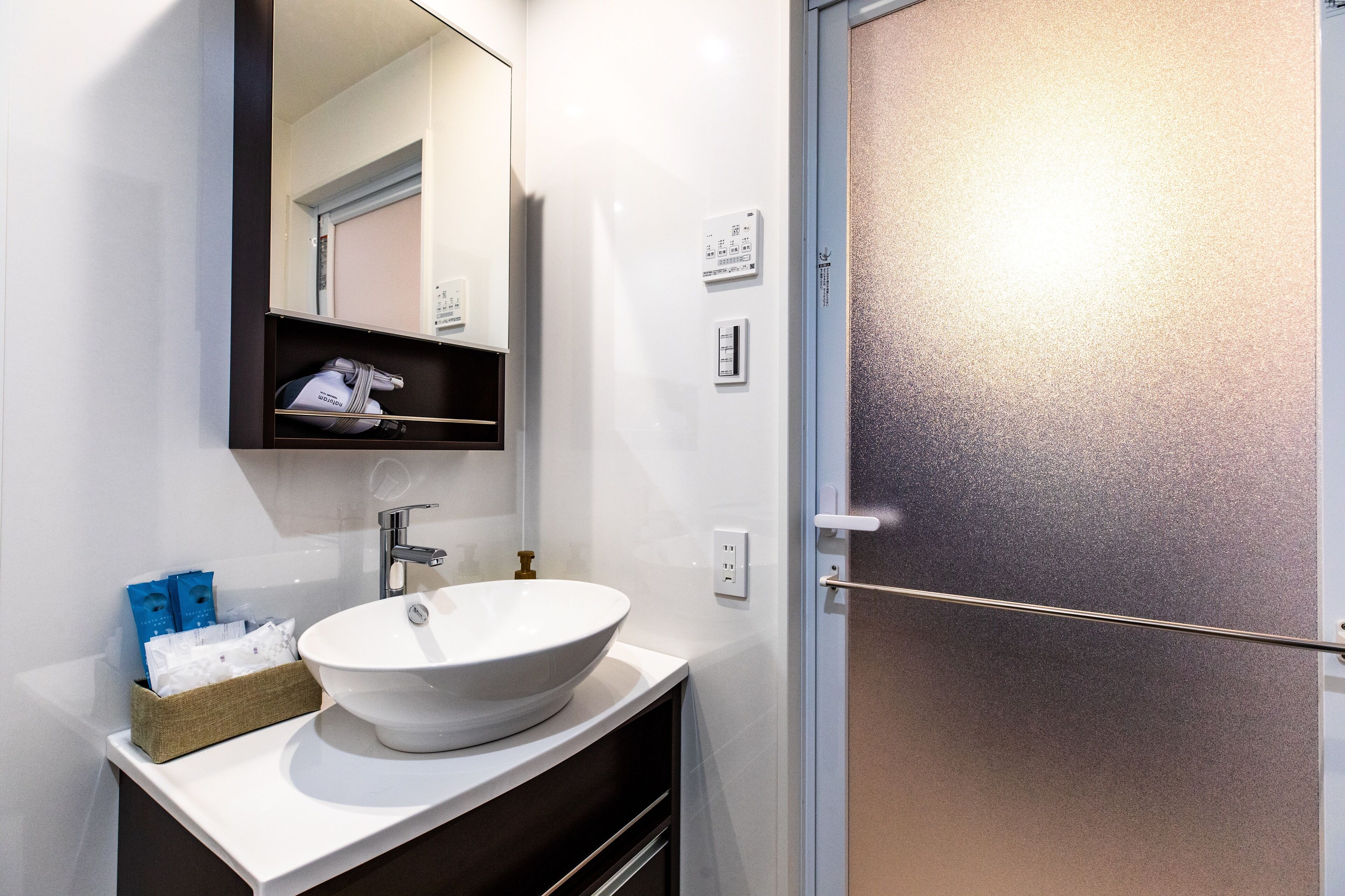 Economy Triple Room | Bathroom sink