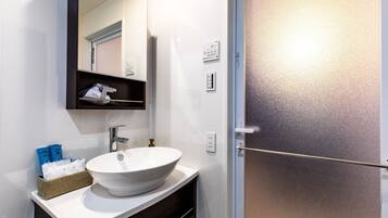 Economy Triple Room | Bathroom sink