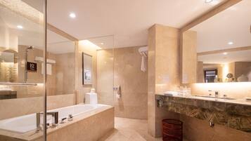 Suite superior, no fumadores | Baño | Ducha, artículos de higiene personal gratuitos y secador de pelo