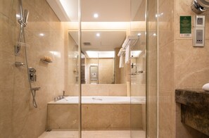 Shower, free toiletries, hair dryer, slippers - Shenzhen L.gem Hotel (Shenzhen)