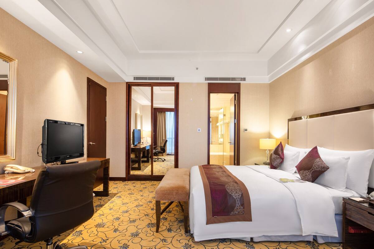 Executive Suite, Non Smoking | Minibar, in-room safe, desk, laptop workspace