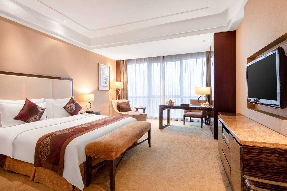 Deluxe Double Room, Non Smoking | Minibar, in-room safe, desk, laptop workspace