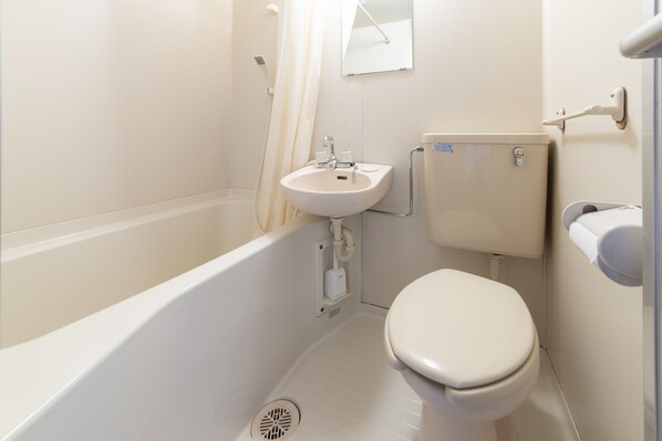 Twin kamer | Badkamer | Een bad/douchecombinatie, gratis toiletartikelen, een haardroger